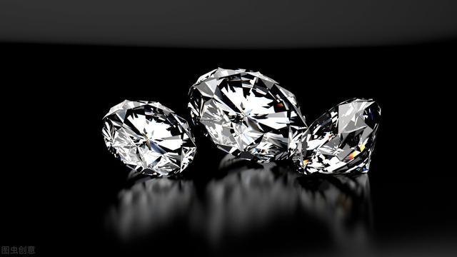 钻石又叫金刚石,由于它最硬,工厂里经常拿来切割东西,一般做研磨,钻头